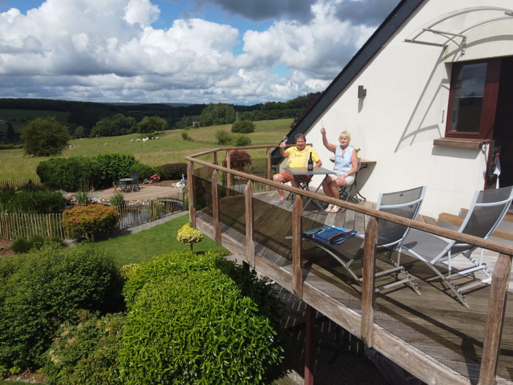 Photo des hôtes sur la terrasse