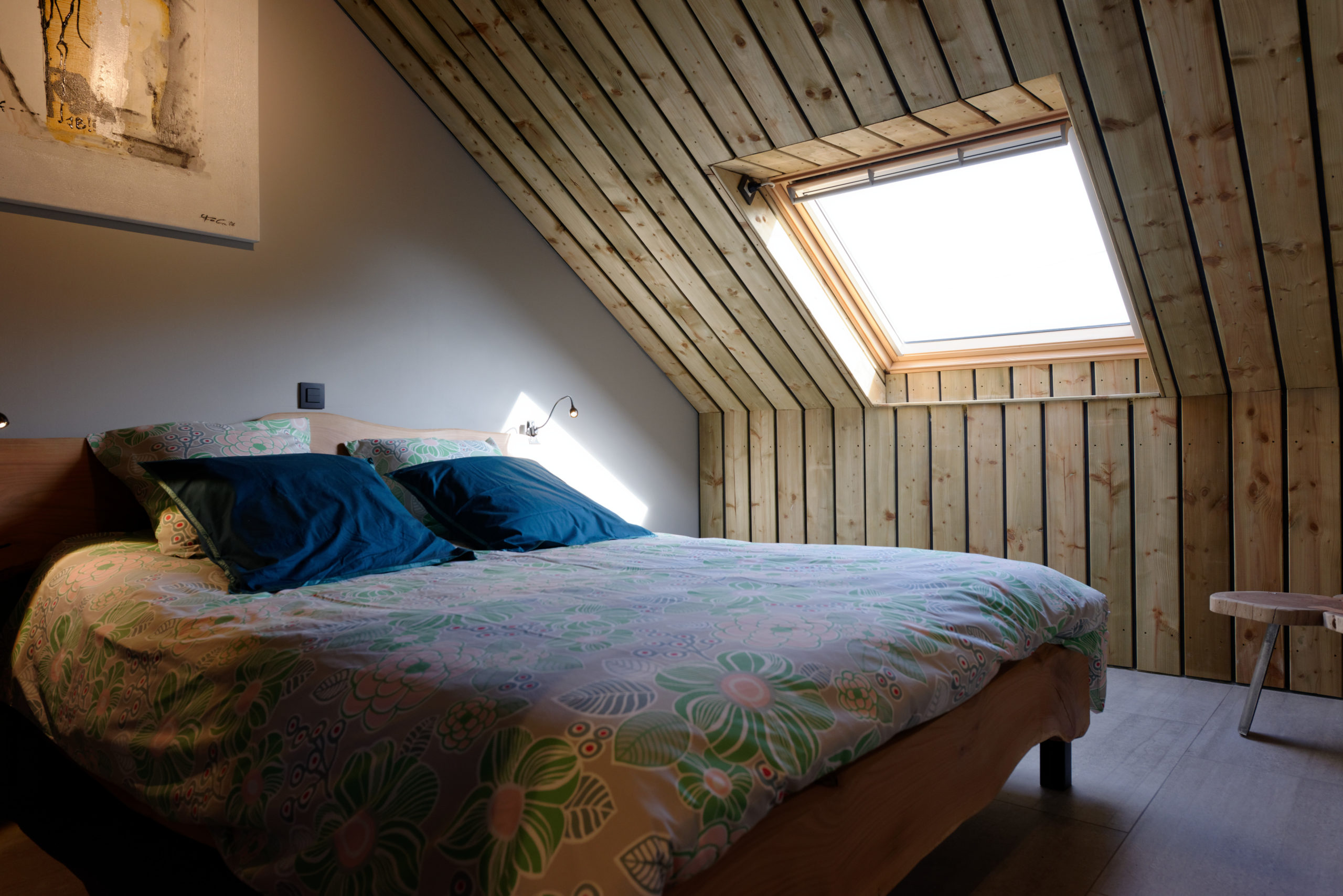 Chambre sous la toiture lambrissée